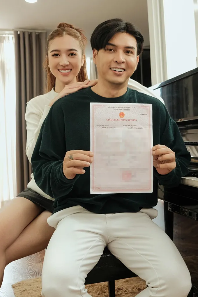 NSND Tự Long xúc động với thư con gái gửi, Hồ Quang Hiếu đăng ký kết hôn - Ảnh 2. NSND Tự Long xúc động với thư con gái gửi, Hồ Quang Hiếu đăng ký kết hôn - Ảnh 2.