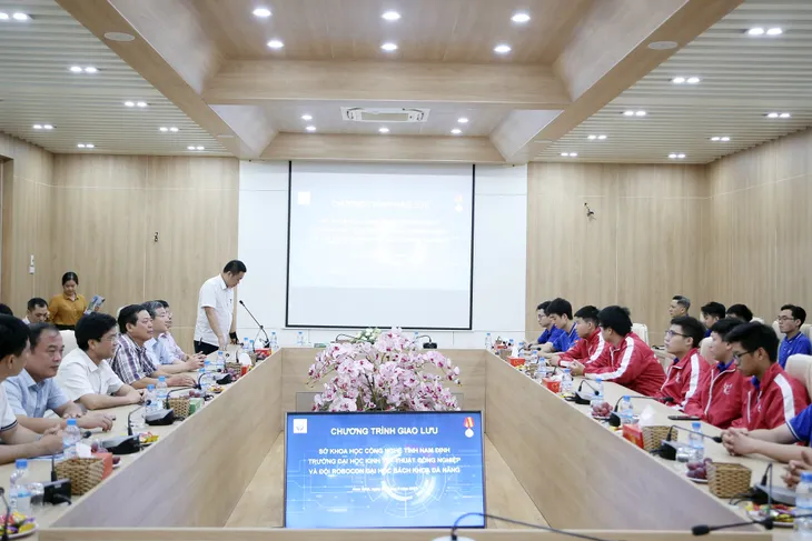 Sở Khoa học và Công nghệ tỉnh Nam Định giao lưu với các đội tuyển Robocon Việt Nam 2023 - Ảnh 6. Sở Khoa học và Công nghệ tỉnh Nam Định giao lưu với các đội tuyển Robocon Việt Nam 2023 - Ảnh 6.