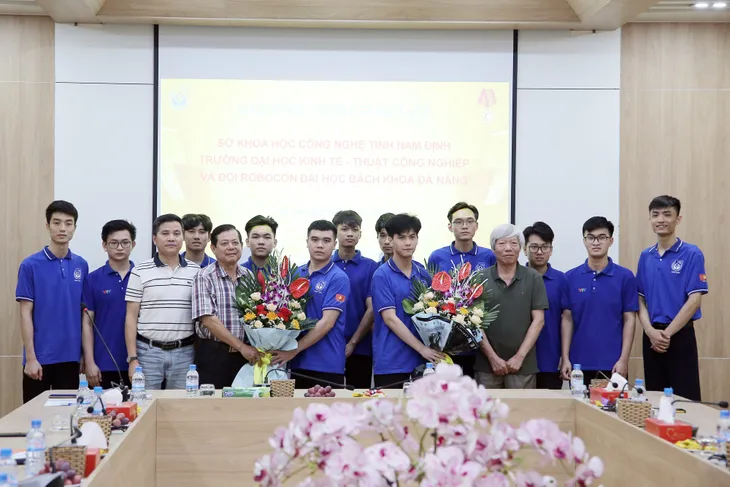 Sở Khoa học và Công nghệ tỉnh Nam Định giao lưu với các đội tuyển Robocon Việt Nam 2023 - Ảnh 15. Sở Khoa học và Công nghệ tỉnh Nam Định giao lưu với các đội tuyển Robocon Việt Nam 2023 - Ảnh 15.