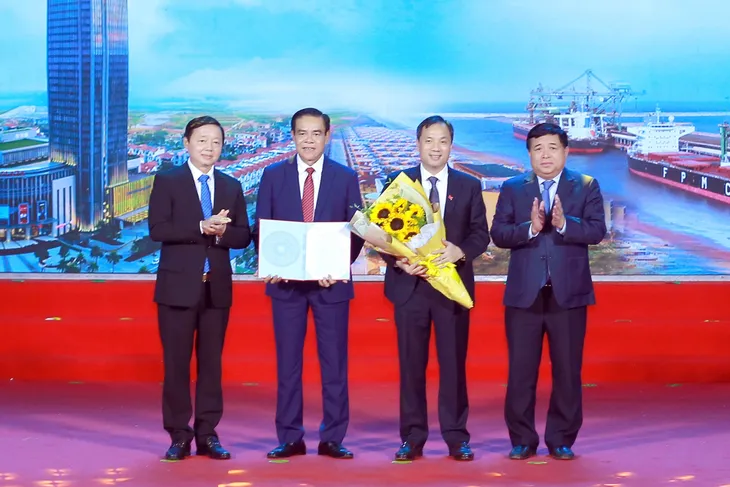 Chủ tịch Quốc hội dự Hội nghị công bố quy hoạch tỉnh và xúc tiến thương mại vào Hà Tĩnh - Ảnh 3. Chủ tịch Quốc hội dự Hội nghị công bố quy hoạch tỉnh và xúc tiến thương mại vào Hà Tĩnh - Ảnh 3.