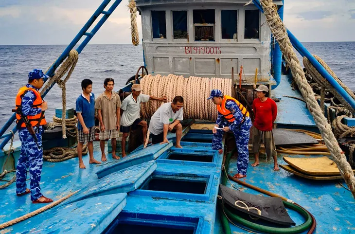 Bắt tàu vận chuyển dầu DO trái phép trên vùng biển phía Nam - Ảnh 1. Bắt tàu vận chuyển dầu DO trái phép trên vùng biển phía Nam - Ảnh 1.