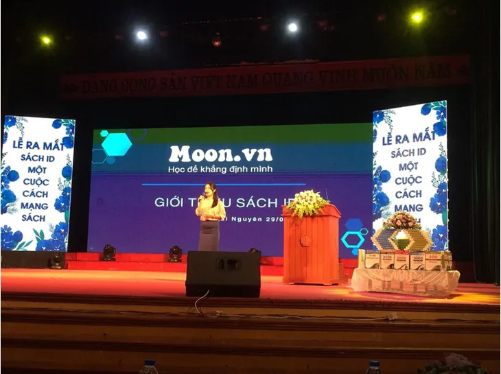 Sách ID Moonbook: Công nghệ và kiến thức hội tụ, bứt tốc vượt vũ môn - Ảnh 1. Sách ID Moonbook: Công nghệ và kiến thức hội tụ, bứt tốc vượt vũ môn - Ảnh 1.