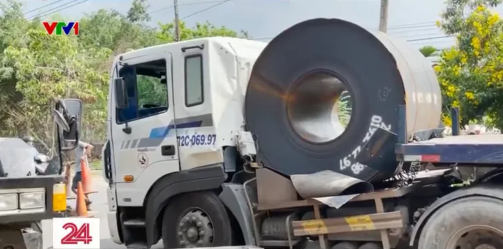 Tăng cường kiểm tra xe chở cuộn tôn, thép - Ảnh 1. Tăng cường kiểm tra xe chở cuộn tôn, thép - Ảnh 1.