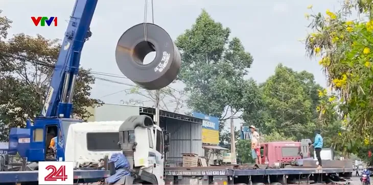 Tăng cường kiểm tra xe chở cuộn tôn, thép - Ảnh 2. Tăng cường kiểm tra xe chở cuộn tôn, thép - Ảnh 2.