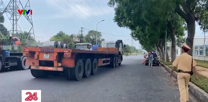 Tăng cường kiểm tra xe chở cuộn tôn, thép - Ảnh 4. Tăng cường kiểm tra xe chở cuộn tôn, thép - Ảnh 4.