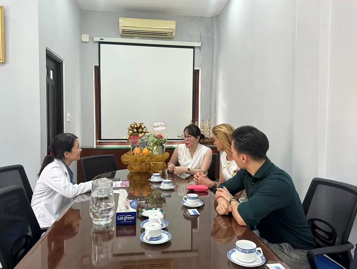 CEO BioGaia Thụy Điển và đại diện BioVågen: Tặng quà cho các bé sinh non tại Bệnh viện Từ Dũ - Ảnh 1. CEO BioGaia Thụy Điển và đại diện BioVågen: Tặng quà cho các bé sinh non tại Bệnh viện Từ Dũ - Ảnh 1.