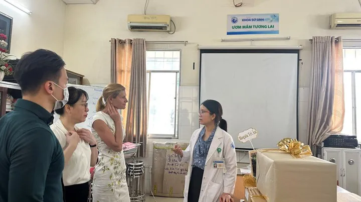CEO BioGaia Thụy Điển và đại diện BioVågen: Tặng quà cho các bé sinh non tại Bệnh viện Từ Dũ - Ảnh 2. CEO BioGaia Thụy Điển và đại diện BioVågen: Tặng quà cho các bé sinh non tại Bệnh viện Từ Dũ - Ảnh 2.
