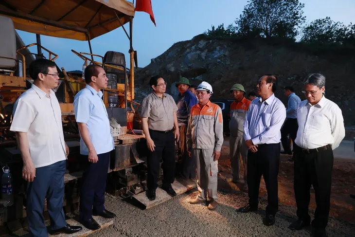 Thủ tướng Phạm Minh Chính kiểm tra tiến độ thi công cao tốc Tuyên Quang - Phú Thọ - Ảnh 1. Thủ tướng Phạm Minh Chính kiểm tra tiến độ thi công cao tốc Tuyên Quang - Phú Thọ - Ảnh 1.