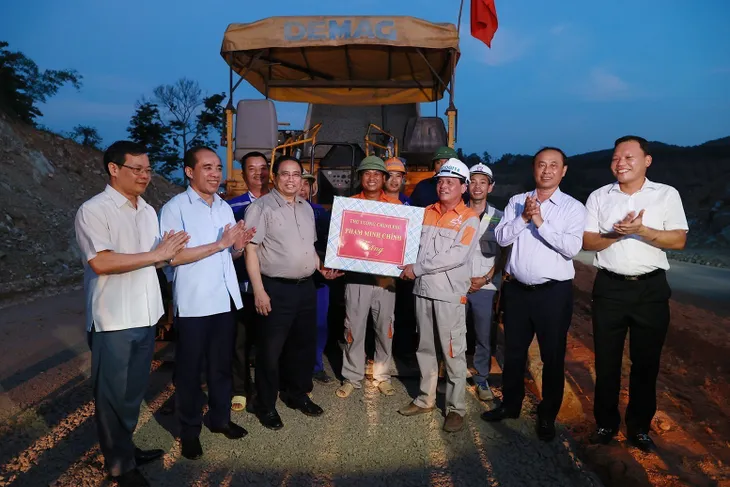 Thủ tướng Phạm Minh Chính kiểm tra tiến độ thi công cao tốc Tuyên Quang - Phú Thọ - Ảnh 2. Thủ tướng Phạm Minh Chính kiểm tra tiến độ thi công cao tốc Tuyên Quang - Phú Thọ - Ảnh 2.