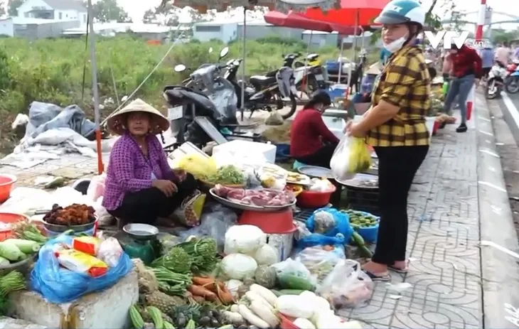 Chợ tự phát mọc trên Quốc lộ 60 - Ảnh 2. Chợ tự phát mọc trên Quốc lộ 60 - Ảnh 2.