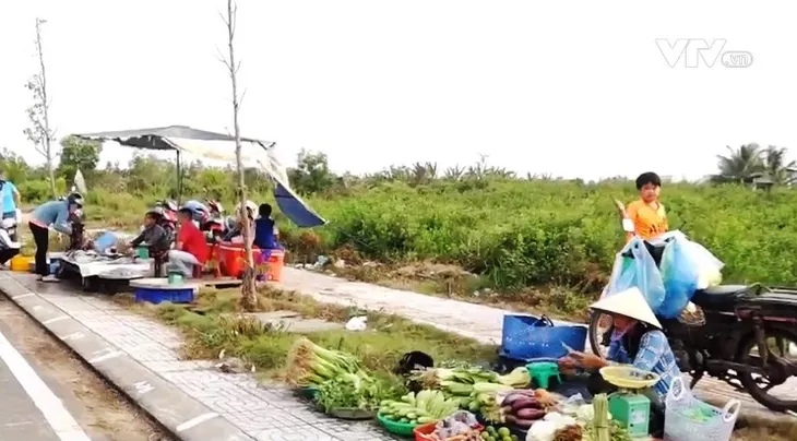 Chợ tự phát mọc trên Quốc lộ 60 - Ảnh 1. Chợ tự phát mọc trên Quốc lộ 60 - Ảnh 1.