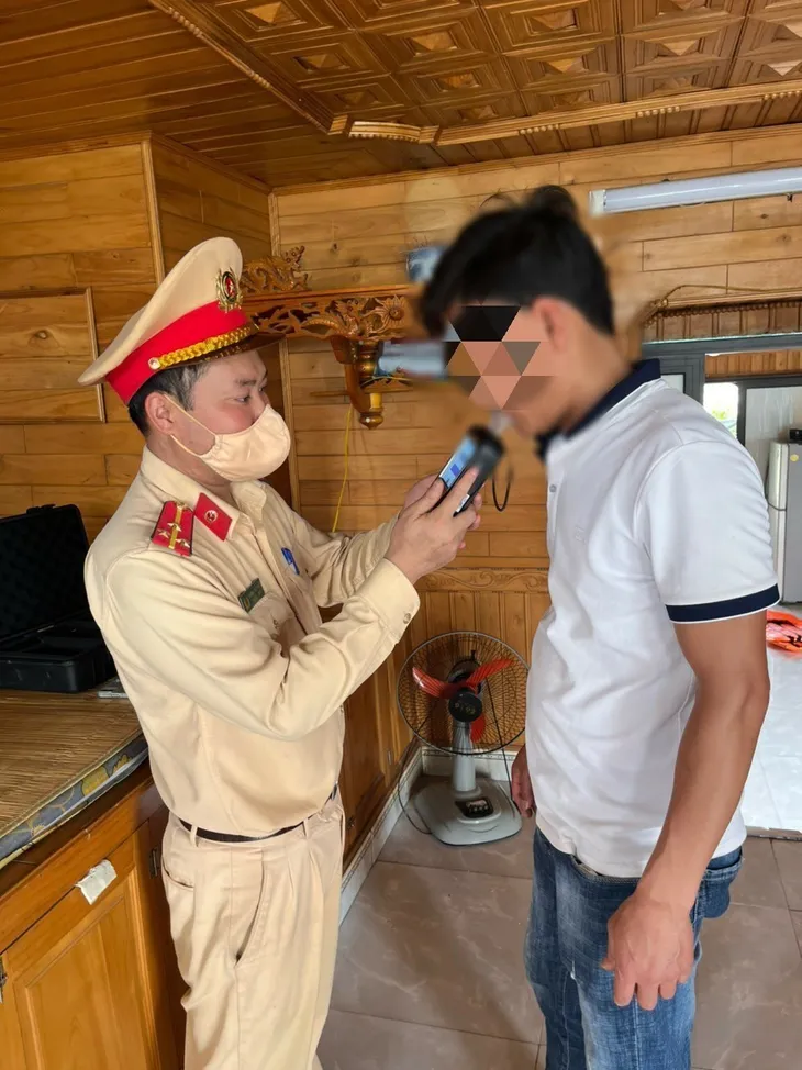 Hà Nội: Lần đầu xử lý lái tàu thủy vi phạm nồng độ cồn - Ảnh 1. Hà Nội: Lần đầu xử lý lái tàu thủy vi phạm nồng độ cồn - Ảnh 1.