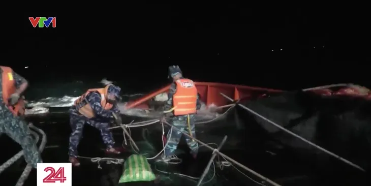 Muôn vàn hiểm nguy hành trình vượt sóng bám biển mùa mưa bão - Ảnh 8. Muôn vàn hiểm nguy hành trình vượt sóng bám biển mùa mưa bão - Ảnh 8.