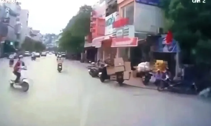Không giảm tốc khi qua nút giao, xe con húc văng nhiều xe máy - Ảnh 1. Không giảm tốc khi qua nút giao, xe con húc văng nhiều xe máy - Ảnh 1.