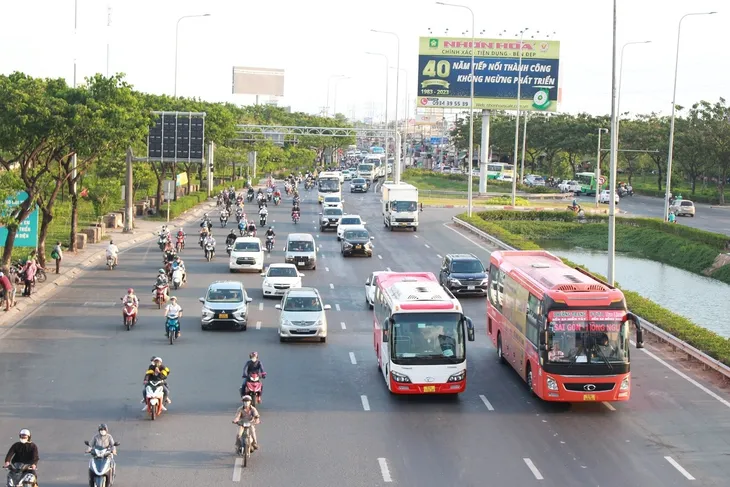 Cửa ngõ phía đông TP Hồ Chí Minh ùn tắc ở trạm thu phí ngày cuối nghỉ lễ - Ảnh 1.
