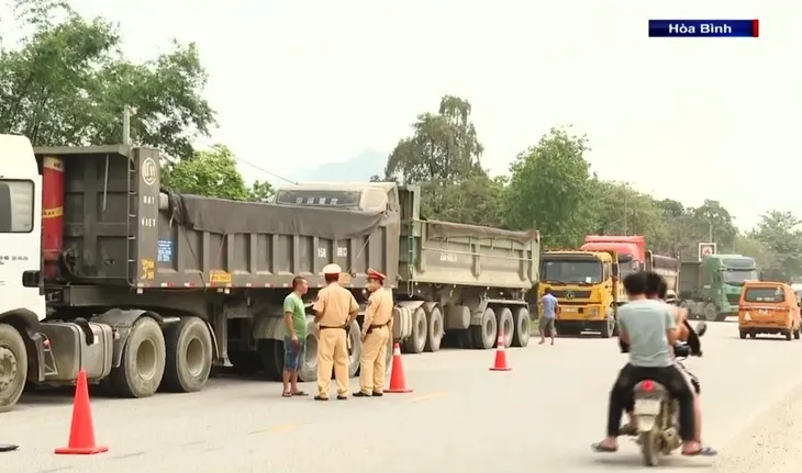 Kiên quyết xử lý xe container cắt nóc để chở vật liệu - Ảnh 2. Kiên quyết xử lý xe container cắt nóc để chở vật liệu - Ảnh 2.