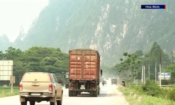 Kiên quyết xử lý xe container cắt nóc để chở vật liệu - Ảnh 3. Kiên quyết xử lý xe container cắt nóc để chở vật liệu - Ảnh 3.