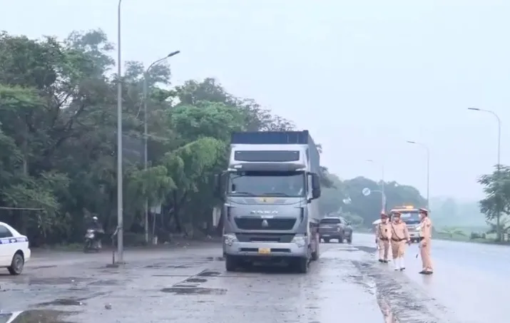 Kiên quyết xử lý xe container cắt nóc để chở vật liệu - Ảnh 1. Kiên quyết xử lý xe container cắt nóc để chở vật liệu - Ảnh 1.