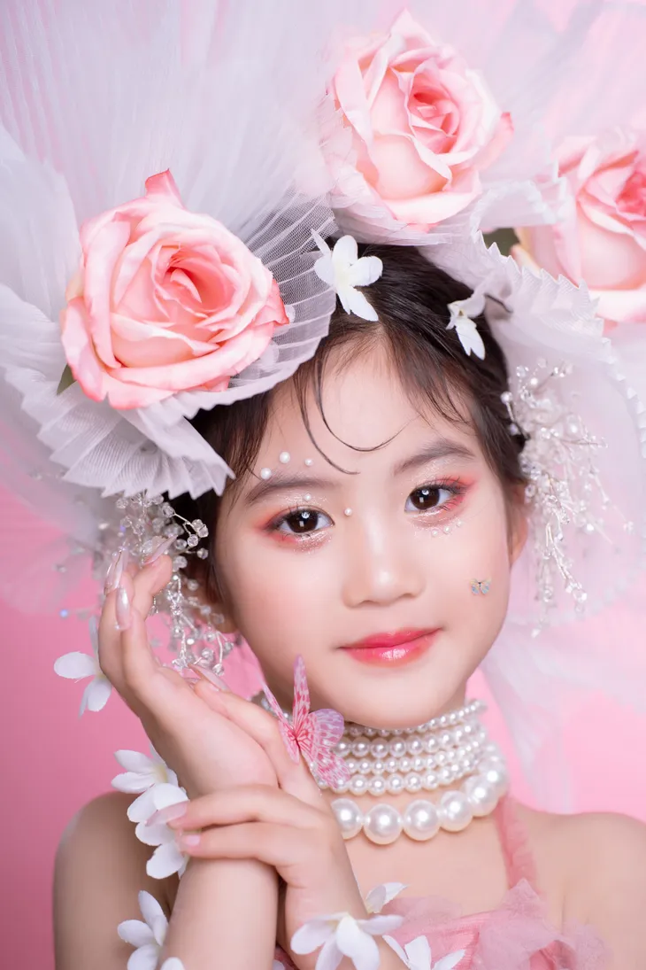 Biểu cảm đa sắc màu của mẫu nhí tiềm năng ở sân chơi thời trang - Ảnh 1. Biểu cảm đa sắc màu của mẫu nhí tiềm năng ở sân chơi thời trang - Ảnh 1.