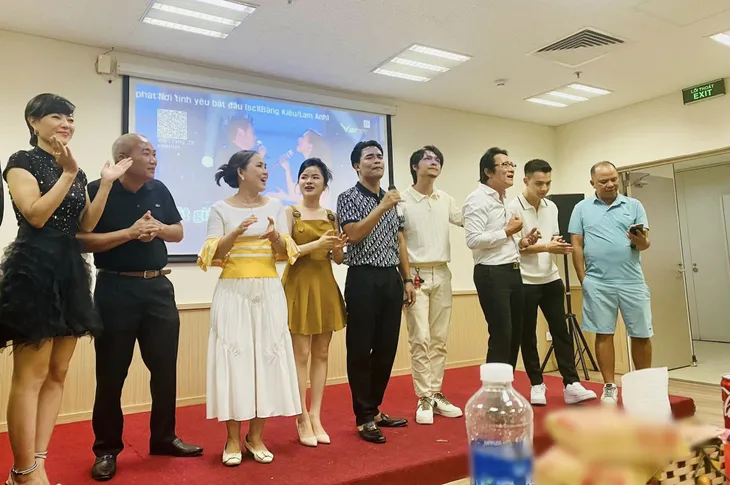 Dàn diễn viên nhận hoa, chia tay Cuộc đời vẫn đẹp sao - Ảnh 1. Dàn diễn viên nhận hoa, chia tay Cuộc đời vẫn đẹp sao - Ảnh 1.
