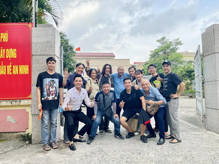 Dàn diễn viên nhận hoa, chia tay Cuộc đời vẫn đẹp sao - Ảnh 4. Dàn diễn viên nhận hoa, chia tay Cuộc đời vẫn đẹp sao - Ảnh 4.