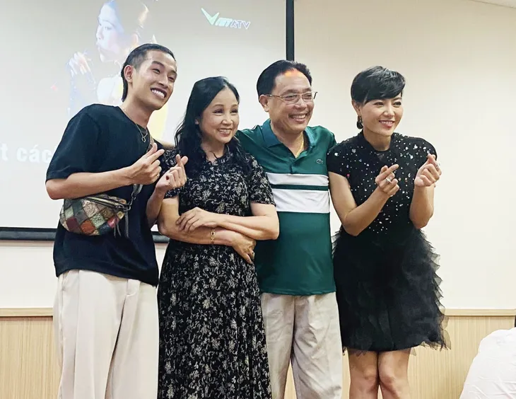 Dàn diễn viên nhận hoa, chia tay Cuộc đời vẫn đẹp sao - Ảnh 2. Dàn diễn viên nhận hoa, chia tay Cuộc đời vẫn đẹp sao - Ảnh 2.
