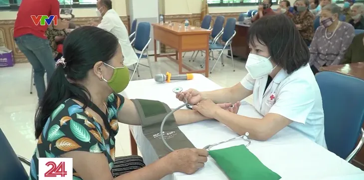 Người thầy thuốc nghỉ hưu nhưng không nghỉ ngơi - Ảnh 1. Người thầy thuốc nghỉ hưu nhưng không nghỉ ngơi - Ảnh 1.