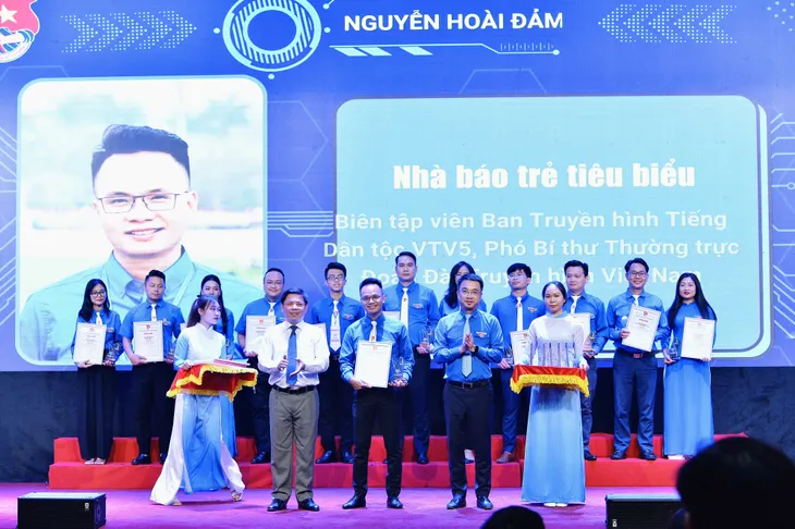 3 gương mặt trẻ của VTV được tuyên dương “Thanh niên tiên tiến làm theo lời Bác” - Ảnh 6. 3 gương mặt trẻ của VTV được tuyên dương “Thanh niên tiên tiến làm theo lời Bác” - Ảnh 6.