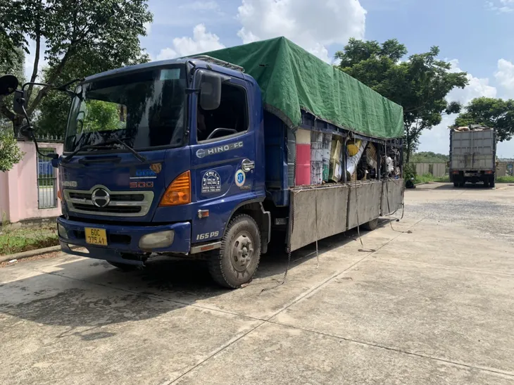 Bình Dương: Phát hiện 2 xe tải vận chuyển chất thải không đúng quy định - Ảnh 2. Bình Dương: Phát hiện 2 xe tải vận chuyển chất thải không đúng quy định - Ảnh 2.