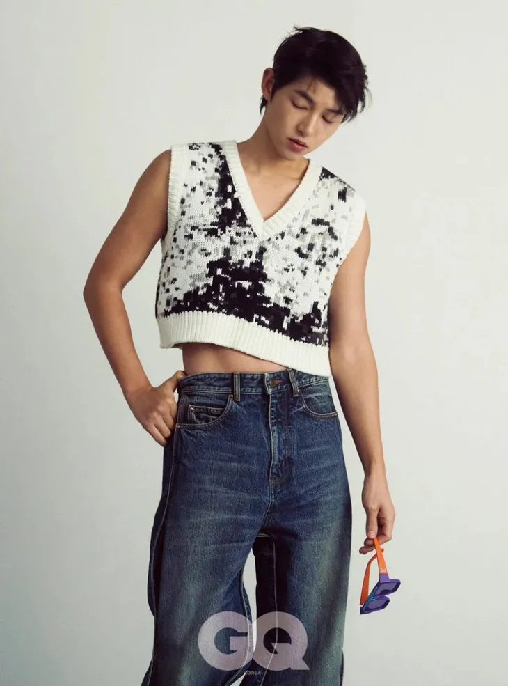 Hình ảnh mới của Song Joong Ki vấp phải phản ứng trái chiều - Ảnh 2. Hình ảnh mới của Song Joong Ki vấp phải phản ứng trái chiều - Ảnh 2.