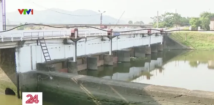 Hàng trăm hồ đập trên địa bàn tỉnh Nghệ An cạn nước - Ảnh 2. Hàng trăm hồ đập trên địa bàn tỉnh Nghệ An cạn nước - Ảnh 2.