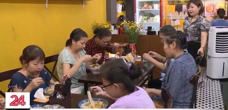 Những “làn gió mát” dưới nắng hè oi bức ở Hà Nội - Ảnh 2. Những “làn gió mát” dưới nắng hè oi bức ở Hà Nội - Ảnh 2.