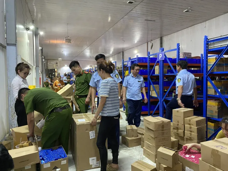 Bắc Ninh: Phát hiện lô hàng điện tử khủng nghi nhập lậu - Ảnh 1. Bắc Ninh: Phát hiện lô hàng điện tử khủng nghi nhập lậu - Ảnh 1.