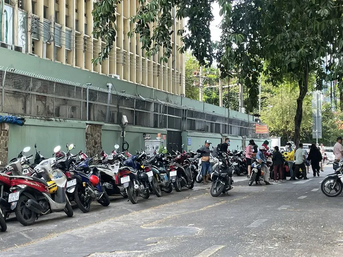 Yêu cầu các bệnh viện trả lại vỉa hè cho người đi bộ - Ảnh 1. Yêu cầu các bệnh viện trả lại vỉa hè cho người đi bộ - Ảnh 1.