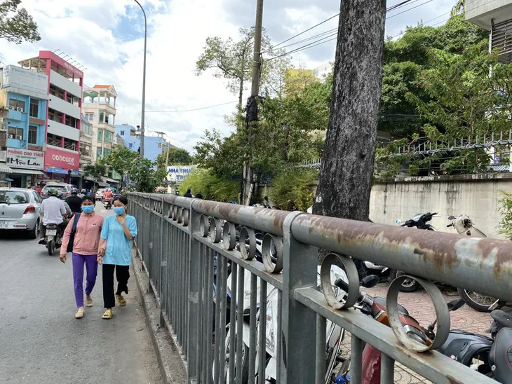 Yêu cầu các bệnh viện trả lại vỉa hè cho người đi bộ - Ảnh 2. Yêu cầu các bệnh viện trả lại vỉa hè cho người đi bộ - Ảnh 2.