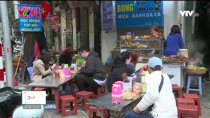 Giành lại vỉa hè cho người đi bộ: Bài toán khó chưa có lời giải - Ảnh 1. Giành lại vỉa hè cho người đi bộ: Bài toán khó chưa có lời giải - Ảnh 1.
