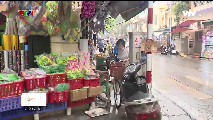 Giành lại vỉa hè cho người đi bộ: Bài toán khó chưa có lời giải - Ảnh 2. Giành lại vỉa hè cho người đi bộ: Bài toán khó chưa có lời giải - Ảnh 2.