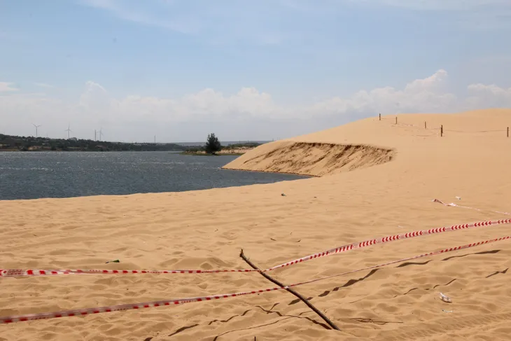 Xử lý tình trạng sạt lở ở đồi cát Bàu Trắng (Bình Thuận) - Ảnh 2. Xử lý tình trạng sạt lở ở đồi cát Bàu Trắng (Bình Thuận) - Ảnh 2.