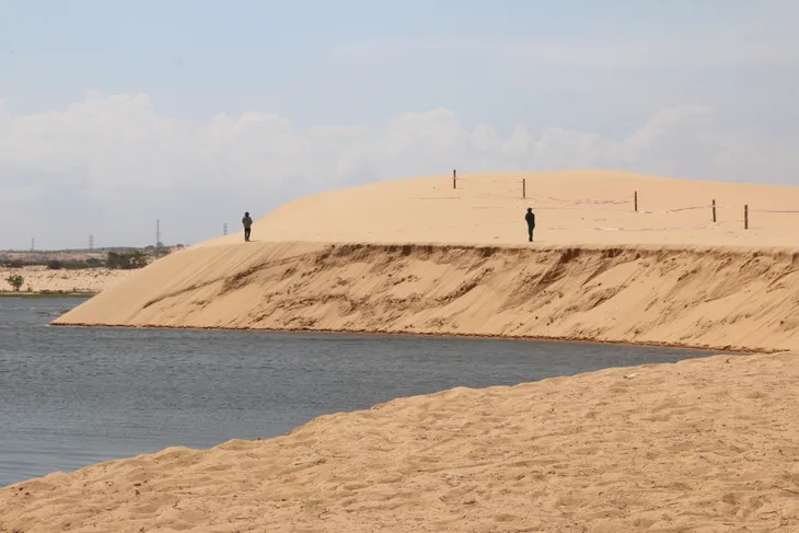 Xử lý tình trạng sạt lở ở đồi cát Bàu Trắng (Bình Thuận) - Ảnh 3. Xử lý tình trạng sạt lở ở đồi cát Bàu Trắng (Bình Thuận) - Ảnh 3.