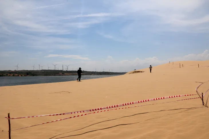 Xử lý tình trạng sạt lở ở đồi cát Bàu Trắng (Bình Thuận) - Ảnh 1. Xử lý tình trạng sạt lở ở đồi cát Bàu Trắng (Bình Thuận) - Ảnh 1.