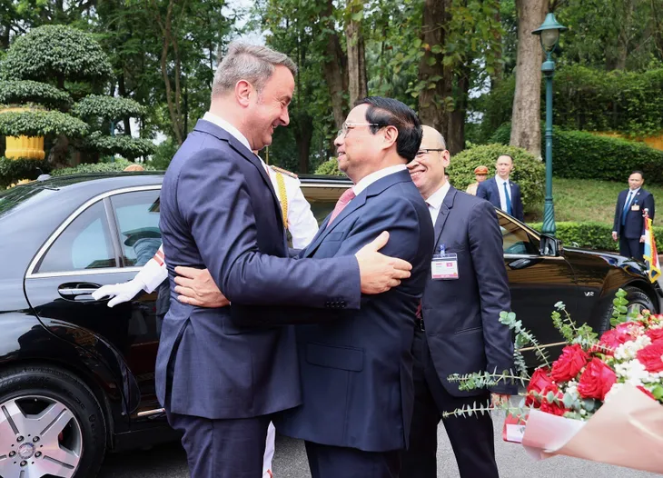Thủ tướng Phạm Minh Chính chủ trì lễ đón Thủ tướng Đại Công quốc Luxembourg thăm chính thức Việt Nam - Ảnh 1. Thủ tướng Phạm Minh Chính chủ trì lễ đón Thủ tướng Đại Công quốc Luxembourg thăm chính thức Việt Nam - Ảnh 1.