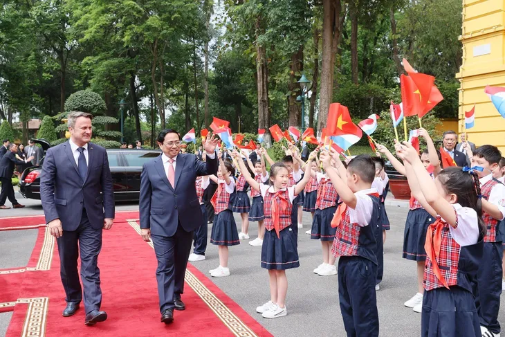 Thủ tướng Phạm Minh Chính chủ trì lễ đón Thủ tướng Đại Công quốc Luxembourg thăm chính thức Việt Nam - Ảnh 2. Thủ tướng Phạm Minh Chính chủ trì lễ đón Thủ tướng Đại Công quốc Luxembourg thăm chính thức Việt Nam - Ảnh 2.