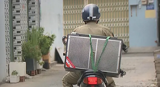 TP. Hồ Chí Minh: Chở loa đến từng hẻm tuyên truyền phòng COVID-19 - Ảnh 2. TP. Hồ Chí Minh: Chở loa đến từng hẻm tuyên truyền phòng COVID-19 - Ảnh 2.