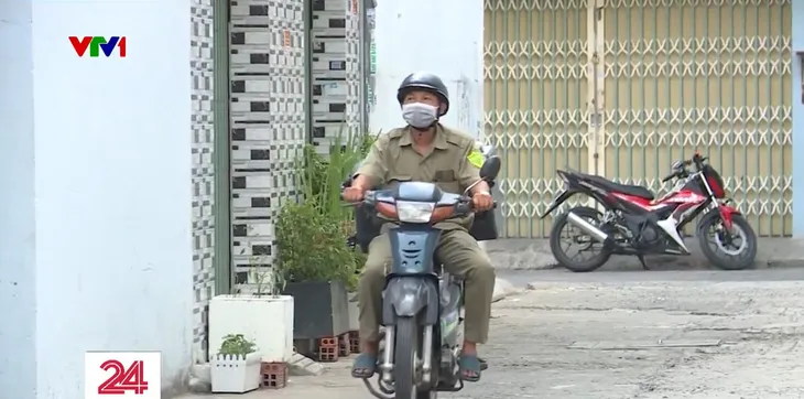TP. Hồ Chí Minh: Chở loa đến từng hẻm tuyên truyền phòng COVID-19 - Ảnh 1. TP. Hồ Chí Minh: Chở loa đến từng hẻm tuyên truyền phòng COVID-19 - Ảnh 1.