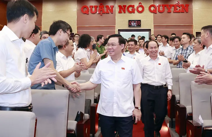 Chủ tịch Quốc hội Vương Đình Huệ tiếp xúc cử tri Hải Phòng - Ảnh 2. Chủ tịch Quốc hội Vương Đình Huệ tiếp xúc cử tri Hải Phòng - Ảnh 2.