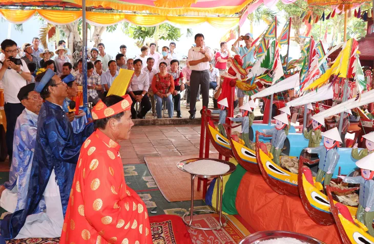 Lý Sơn tái hiện Lễ khao lề thế lính Hoàng Sa - Ảnh 1. Lý Sơn tái hiện Lễ khao lề thế lính Hoàng Sa - Ảnh 1.