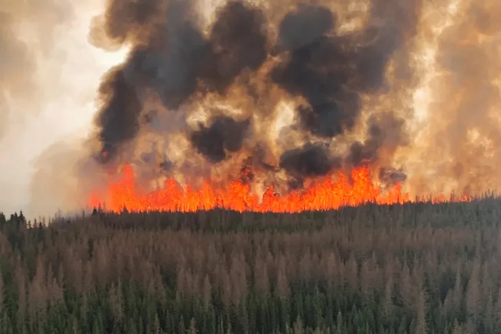 Tỉnh Alberta (Canada) ban bố tình trạng khẩn cấp vì cháy rừng - Ảnh 1. Tỉnh Alberta (Canada) ban bố tình trạng khẩn cấp vì cháy rừng - Ảnh 1.