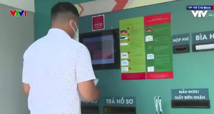 Làm thủ tục hành chính dễ dàng nhờ ATM nhận trả hồ sơ tự động - Ảnh 1. Làm thủ tục hành chính dễ dàng nhờ ATM nhận trả hồ sơ tự động - Ảnh 1.