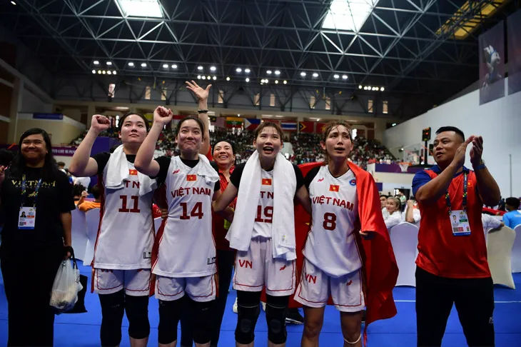 Bóng rổ Việt Nam giành tấm HCV lịch sử tại SEA Games - Ảnh 7. Bóng rổ Việt Nam giành tấm HCV lịch sử tại SEA Games - Ảnh 7.