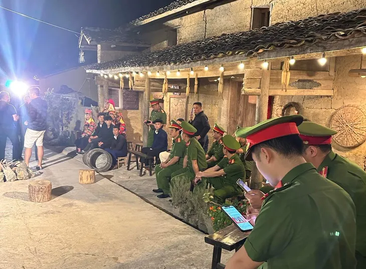 Chương trình đặc biệt Hoa tháng Năm dâng Người trực tiếp từ 3 điểm cầu - Ảnh 2. Chương trình đặc biệt Hoa tháng Năm dâng Người trực tiếp từ 3 điểm cầu - Ảnh 2.